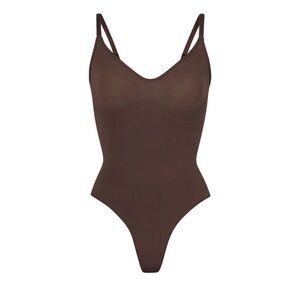 *New* SKIMS Seamless Scuplt Thong Bodysuit in Cocoa, sz Medium
